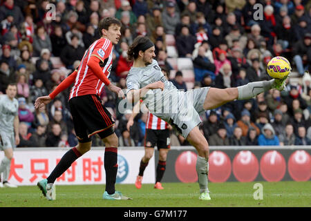 Ricky Alvarez de Sunderland et George Boyd de Burnley (à droite) en action Banque D'Images