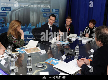 Le chancelier de l’Échiquier George Osborne (deuxième à gauche) s’adresse aux chefs d’entreprise du centre AQL de Leeds. Banque D'Images