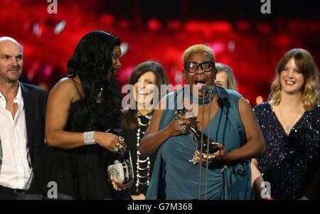 Sandra Martin et Sandy Channer (à gauche) acceptent le prix du meilleur programme factuel pour Gogglebox lors des National Television Awards 2015 à l'O2 Arena, Londres. Banque D'Images