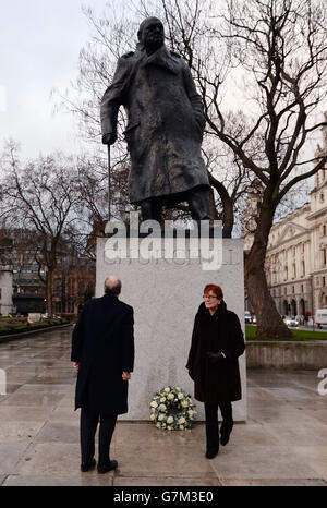 Randolph Churchill et Celia Sandys, arrière-petit-fils et petite-fille de l'ancien Premier ministre Sir Winston Churchill, ont déposé une couronne sur sa statue sur la place du Parlement à Londres pour souligner le 50e anniversaire de ses funérailles. Banque D'Images