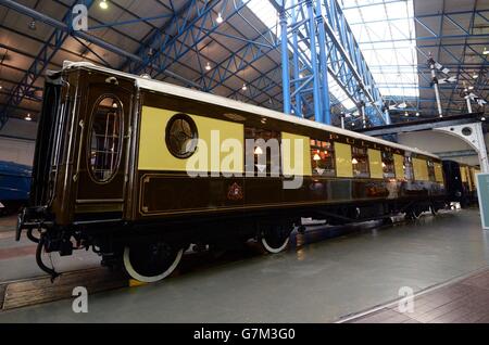 Le Pullman Carriage, qui a porté les membres de la famille de Winston Churchill à ses funérailles, est exposé au National Railway Museum, York, car la nation se souviendra de la manière dont elle a dit adieu à son chef de guerre. Banque D'Images