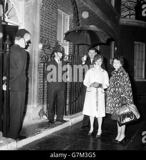 Peter Griffiths, député conservateur de Smethwick, détient un parapluie pour Mme Pereversiv (à gauche) et Mme A Groves, qui ont présenté une pétition au 10 Downing Street. Banque D'Images