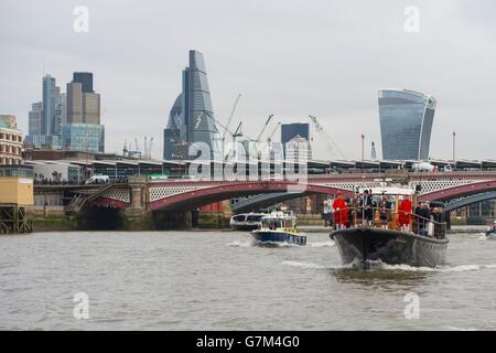 Le Havengore est vu avec l'horizon de la City de Londres lorsqu'il passe le long de la Tamise à la tête d'une procession recréant le voyage qu'il a fait il y a 50 ans portant le cercueil de l'ancien Premier ministre Sir Winston Churchill. Banque D'Images