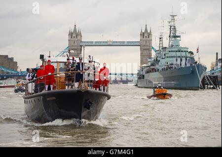 Le Havengore est vu avec Tower Bridge et le HMS Belfast, qui passe le long de la Tamise à Londres, à la tête d'une procession recréant le voyage qu'il a fait il y a 50 ans en portant le cercueil de l'ancien Premier ministre Sir Winston Churchill. Banque D'Images