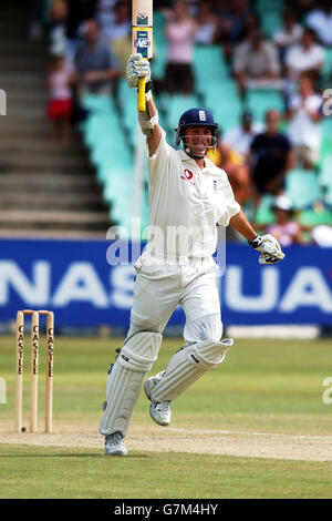 Le Marcus Trescothick d'Angleterre célèbre son siècle au cours de la troisième journée. Banque D'Images