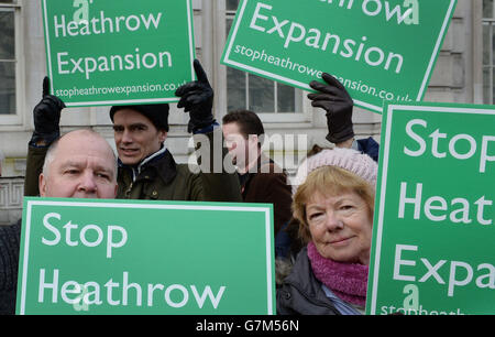 Des manifestants devant le 10 Downing Street, Londres, protestent contre les plans d'une troisième piste à l'aéroport d'Heathrow avant de livrer une lettre au Premier ministre au nom des habitants des villages d'Heathrow qui feront démolir leurs maisons si une nouvelle troisième piste est construite. Banque D'Images