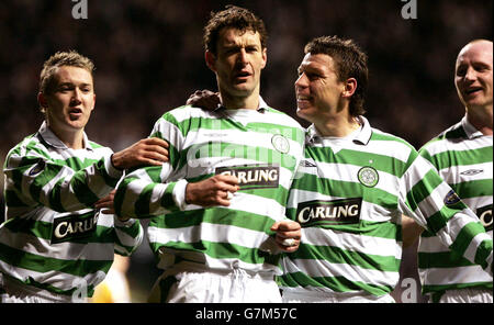 Chris Sutton (deuxième à gauche) du Celtic célèbre avec ses coéquipiers après avoir obtenu le deuxième but de la zone de pénalité. . Banque D'Images