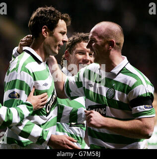 Chris Sutton (à gauche) du Celtic célèbre après avoir obtenu son score contre Livingston avec son coéquipier John Hartson. Banque D'Images