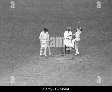 Cricket - 1932 County Championship - Surrey v Notinghamshire - deuxième jour - Kennington Oval, Londres. Harold Larwood, Nottinghamshire, bowling. Banque D'Images