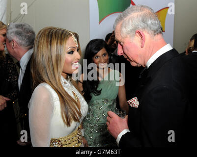 Le Prince de Galles s'entretient avec Tasmin Lucia-Khan lors du dîner du British Asian Trust à Banqueting House, Londres. Banque D'Images