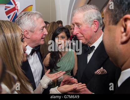 Le Prince de Galles rencontre le juge Louis Walsh de X Factor et le journaliste Tasmin Lucia-Khan (L) lors du dîner du British Asian Trust à Banqueting House, Londres. Banque D'Images