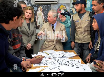 Le Prince de Galles dans une salle de classe avec des garçons apprenant à écrire l'arabe, comme le regarde Justine Greening, secrétaire au développement international, lors de sa visite du camp de réfugiés d'Al Za'atari dans le nord de la Jordanie, le deuxième jour de sa visite au Moyen-Orient. Banque D'Images