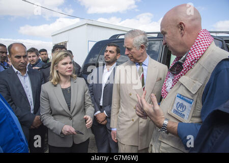 Le prince de Galles avec la secrétaire au développement international Justine Greening, qui visite le camp de réfugiés d'Al Za'atari dans le nord de la Jordanie, le deuxième jour de sa visite au Moyen-Orient. Banque D'Images