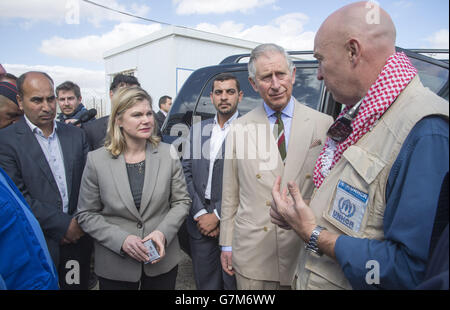 Le prince de Galles avec la secrétaire au développement international Justine Greening, qui visite le camp de réfugiés d'Al Za'atari dans le nord de la Jordanie, le deuxième jour de sa visite au Moyen-Orient. Banque D'Images