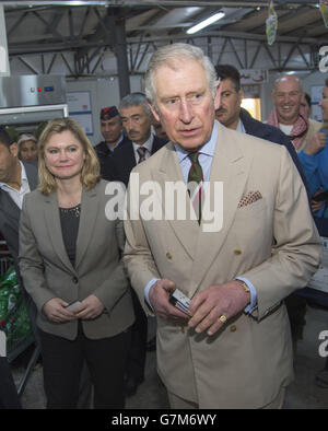 Le Prince de Galles avec la Secrétaire au développement international Justine Greening en visite dans un supermarché pendant qu'ils visitent le camp de réfugiés d'Al Za'atari dans le nord de la Jordanie, le deuxième jour de sa visite au Moyen-Orient. Banque D'Images