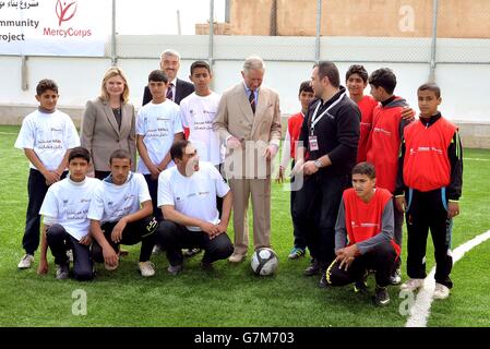 Le prince de Galles avec la secrétaire au développement international Justine Greening dans un terrain de football américain à cinq côtés financé par les Britanniques, dans un village proche du camp de réfugiés syriens dans le nord de la Jordanie, le deuxième jour de sa visite au Moyen-Orient. Banque D'Images