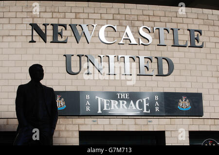 Football - Barclays Premier League - Newcastle United / Stoke City - St James' Park.Statue de Sir Bobby Robson à l'ombre du parc St. James de Newcastle United Banque D'Images