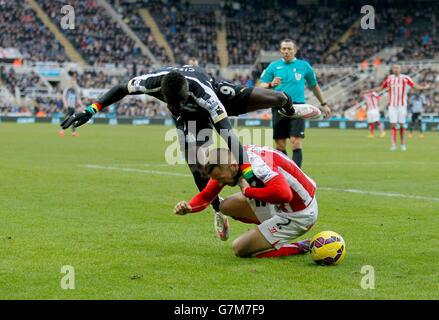 Football - Barclays Premier League - Newcastle United / Stoke City - St James' Park.Phil Bardsley, de Stoke City, se laisse pour possesion avec le Papiss Demba Cisse de Newcastle United Banque D'Images