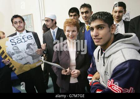 Le boxeur olympique médaillé d'argent Amir Khan (à droite) avec le ministre de l'intérieur Hazel Blaars, député, et des élèves de l'école secondaire de Burnage. Banque D'Images