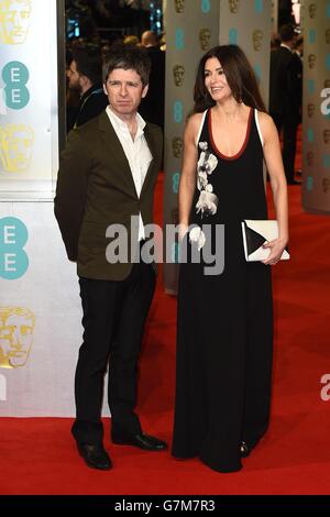 Noel Gallagher et Sara MacDonald arrivent aux EE British Academy film Awards 2015, à l'Opéra Royal, Bow Street, Londres. Banque D'Images