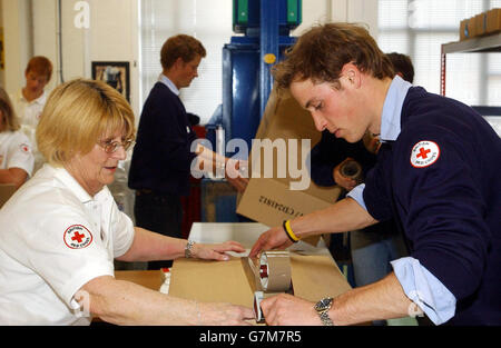 Appui royal aux efforts de secours - dépôt de la Croix-Rouge.Le Prince William aide Joyce Middleton à emballer des articles à destination des Maldives.WPA Rota Banque D'Images