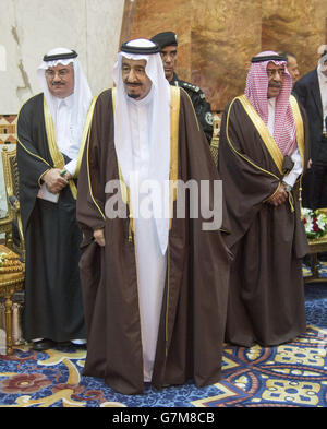 Le roi Salman bin Abdulaziz Al Saud au Palais Al Ergah, à Riyad, où il a eu une rencontre bilatérale avec le prince de Galles qui était le quatrième jour de sa visite au Moyen-Orient. Banque D'Images