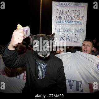 Soccer - Scottish Championship - Rangers v Hibernian - Ibrox.Les fans des Rangers protestent devant le stade avant de se lancer au match du championnat écossais à l'Ibrox Stadium, à Glasgow. Banque D'Images