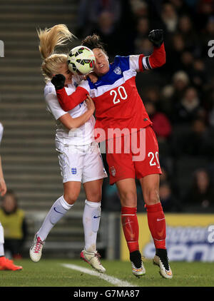 Alex Greenwood en Angleterre, (à gauche) lutte pour le ballon dans les airs avec Abby Wambach aux États-Unis, (à droite) Banque D'Images