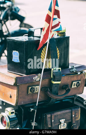 Essence peut, valises et union jack flag sur une moto vintage britannique à la VMCC. Banbury Banbury, Oxfordshire, Angleterre Banque D'Images