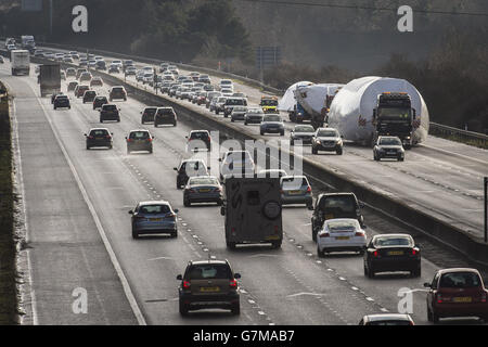 Les fuselages Boeing 747 maintiennent la circulation sur l'autoroute M4 près de Bristol, car ils sont transportés vers un chantier de ferraille de Herefordshire depuis l'aérodrome de Kemble, dans le Gloucestershire. Banque D'Images