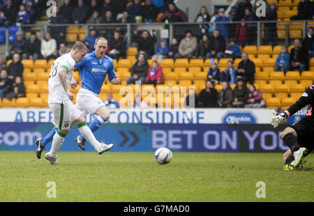 Le Celtic Leigh Griffiths marque son premier but lors du match Scottish Premiership au McDiarmid Park, à Perth. Banque D'Images