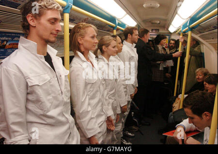 Les danseurs de la Rambert Dance Company au Royaume-Uni exécutent des extraits de leur production « constant Speed » sur un train souterrain Jubilee Line de Londres entre Canary Wharf et Waterloo. Banque D'Images