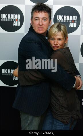 L'acteur Shane Richie et la radio DJ Zoe ball arrivant à prendre part à une station 268, 12 heures de radio commerciale show pour recueillir de l'argent pour les victimes du tsunami. Banque D'Images