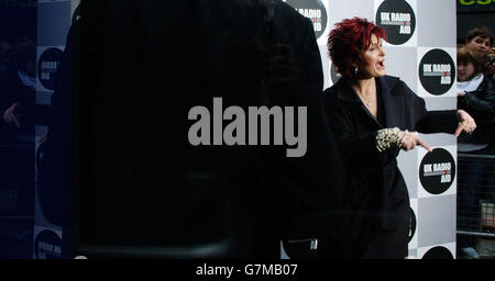 La personnalité de la télévision Sharon Osbourne arrive pour participer à une émission de radio commerciale de 268 stations, 12 heures sur 24, afin de recueillir des fonds pour les victimes du tsunami. Banque D'Images