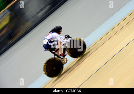 Victoria Williamson en Grande-Bretagne dans la qualification féminine de sprint pendant le troisième jour des Championnats du monde de cyclisme sur piste UCI au Velodrome National, Saint-Quentin-en-Yvelines, France. Banque D'Images