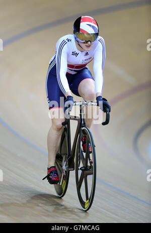 Victoria Williamson en Grande-Bretagne lors des finales féminin Sprint 1/8 lors du troisième jour des Championnats du monde de cyclisme sur piste UCI au Velodrome National, Saint-Quentin-en-Yvelines, France. Banque D'Images