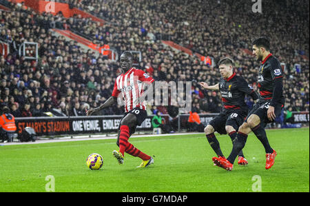 Sadio Mane de Southampton en action contre Alberto Moreno de Liverpool et Emre CAN (à droite) pendant le match de la première ligue de Barclays à St Mary's, Southampton.APPUYEZ SUR ASSOCIATION photo.Date de la photo: Dimanche 22 février 2015.Voir PA Story FOOTBALL Southampton.Le crédit photo devrait se lire: Chris Ison/PA Wire. Banque D'Images