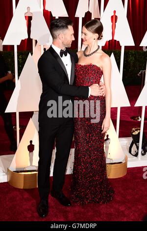 Adam Levine et Behati Prinsloo arrivent au 87e Academy Awards qui s'est tenu au Dolby Theatre à Hollywood, Los Angeles, CA, États-Unis, le 22 février 2015. Banque D'Images