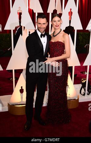 Adam Levine et Behati Prinsloo arrivent au 87e Academy Awards qui s'est tenu au Dolby Theatre à Hollywood, Los Angeles, CA, États-Unis, le 22 février 2015. Banque D'Images