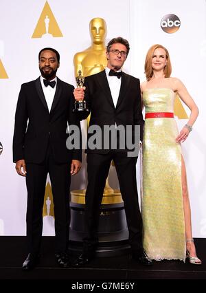 Pawel Pawlikowski avec le prix du meilleur film en langue étrangère pour 'IDA', aux côtés des présentateurs Chiwetel Ejiofor (à gauche) et Nicole Kidman, dans la salle de presse des 87e Academy Awards qui se tiennent au Dolby Theatre à Hollywood, Los Angeles, CA, USA, le 22 février 2015. Banque D'Images