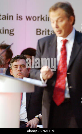 Le chancelier de l'Échiquier Gordon Brown (à gauche) écoute le Premier ministre britannique Tony Blair lors de son discours. Banque D'Images