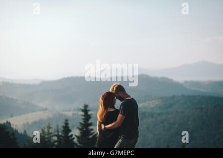 Photo d'un couple dans les montagnes Banque D'Images