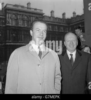 Herr Wolf Hess (l), fils de Rudolf Hess, ancien chef adjoint nazi de 75 ans, et Airey Neave, député conservateur d'Abingdon, qui arrivent au Foreign Office à Londres. Ils ont vu George Thomson, chancelier du Duché de Lancaster et ministre responsable des Affaires européennes. Herr Hess s'est envolé pour Londres pour demander l'aide de Neave dans sa campagne pour obtenir la libération de son père, whip est malade dans un hôpital militaire britannique après avoir été à la prison de Spandau, Berlin, pendant 25 ans. M. Neave était l'officier qui a servi l'inculpation de Hess pour crimes de guerre avant les procès de Nuremberg. Banque D'Images