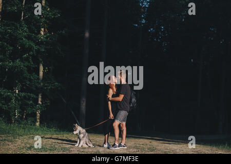 Beau couple standing in a forest Banque D'Images