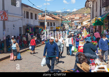 Scène de rue animée dans le quartier du marché de San Pedro de Cusco, Pérou Banque D'Images