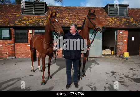 L'entraîneur Paul Nicholls en photo avec Silviniaco Conti et Sam Winner lors de la visite des Manor Farm stables, Ditcheat. Banque D'Images