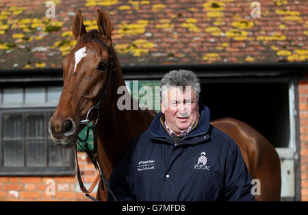 Courses hippiques - visite des écuries Paul Nicholls - Manor Farm stables.Entraîneur Paul Nicholls photographié avec Silviniaco Conti lors de la visite des écuries Manor Farm, Ditcheat. Banque D'Images