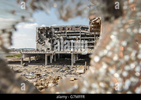 Vue grand angle de l'aéroport de ruines à travers le verre Banque D'Images