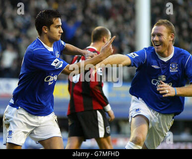 Football - FA Barclays Premiership football - Everton v Manchester City.Tim Cahill, d'Everton, célèbre ses scores contre Manchester City. Banque D'Images