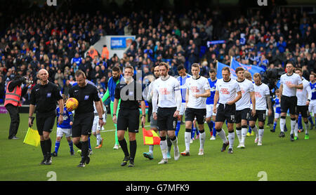 Football - Championnat Sky Bet - Ipswich Town / Comté de Derby - Portman Road.Des officiels, des joueurs et des mascottes se dirigent sur le terrain. Banque D'Images